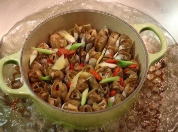 step5: 水滾後放入鍋中，隔水蒸 8分鐘。