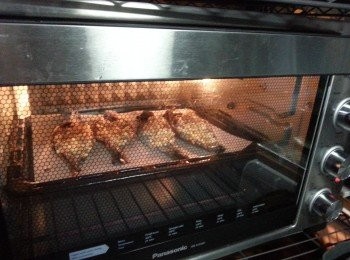 step4: 再將蝦放入焗爐轉210度焗8-10分鍾(因每個爐溫不同,需目測)亦可以將蝦用鑊煎熟後,將金銀蒜爆香鋪上蝦肉上)