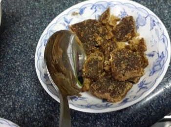 step2: 將增城片糖整細塊[片糖也可以用普通的或者用冰糖代替]