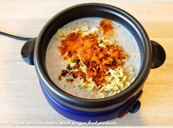 step4: 隨後放入已瀝乾水分的麵體，調味包部分則依個人口味適量添加。