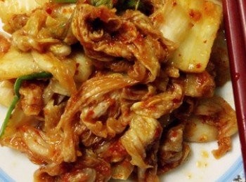 step2: 3、第二天見大白菜已軟身，就可以洗走所有的盐，洗净后沥水備用。
4、將生姜、梨、蒜個別打成状物