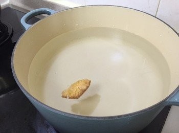 step2: 大鍋子注入8-9水, 加入陳皮及紅豆加熱至水滾約20分鐘