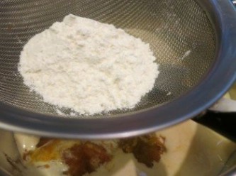 step14: - 把南瓜泥拌入蛋糊，低筋麵粉過篩加入蛋糊