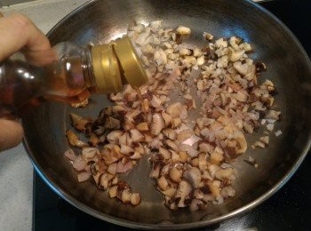 step4: 之後加麻油炒，會變得更香