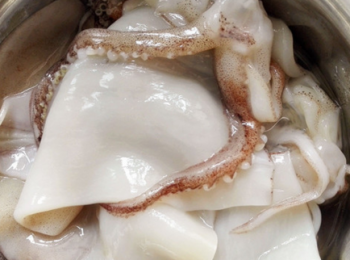 step1: 魷魚清洗乾淨，切成一小段一小段。