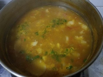 step10: 做法 :

先將花膠用黃酒，薑片出水 10 分鐘去腥，隔去水份放入凍水降溫再切粒備用，將洋蔥，番茄切碎備用。

用約 1L 水薑片先放入花膠粒中細火，煲 1 小時再倒入牛尾湯，洋蔥粒，番茄粒滾多 30 分鐘，倒入馬蹄粉，胡椒粉，黑椒，糖，辣椒粉或辣椒汁，少少鹽或雞粉，再滾起後放入少少蔥花，完成。