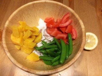 step2: 加入半個檸檬的汁和醬汁，拌勻。