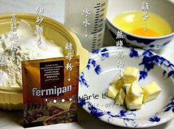 step1: 準備<span class="group_1">食材</span>：

(1) 高筋麵粉：          250g
(2) 細砂糖：             20g
(3) 鹽：                  1g
(4) 雞蛋：               50g
(5) 冰水：              100g
(6) 酵母粉：              1g
無鹽奶油(後放)：         20g

內餡請參考： 打發鮮奶油霜