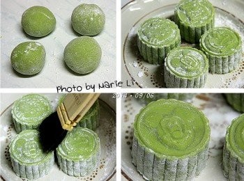 step7: 包好餡料的冰皮月餅先灑上一點熟粉
用壓模覆蓋住麵糰後使點力氣將壓模往下壓
輕輕收回壓模彈簧
壓模抬離桌面後再按壓一次
即可將月餅輕易取出

準備一把軟毛刷
輕輕刷掉月餅上多餘的粉末就大功告成了~