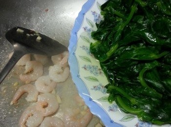 step9: 倒入少許煮菜的汁炒至蝦熟