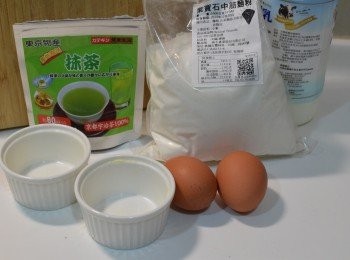 step1: 預備動作:烤箱先預熱200度C，模具抹上奶油，再均勻撒上抹茶粉備用。