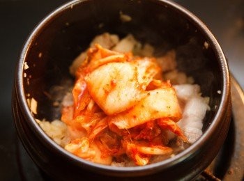 step3: 倒入泡菜，並將泡菜炒香後，加入高湯。