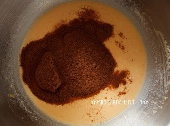 step4: 接著在剩下的蛋液中加入巧克力口味的阿華田並且攪拌均勻。