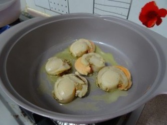 step2: 用鍋慢火燒熱1湯匙牛油慢火煎熟帆立貝， 其間加點鹽調味, 煎熟撈起備用, 鍋中牛油留用