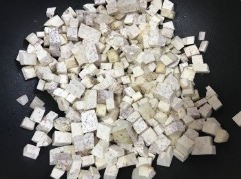 step3: 原鑊再加半湯匙油，加入芋頭粒，用中細火炒至金黃