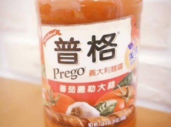 step2: 燉煮好幫手「Prego」這天使用番茄羅勒大蒜口味，不需要另外特別準備燉煮醬汁就能完成豐富味道喔 ♡