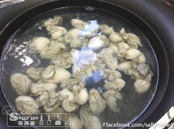 step3: 蠔仔用滾水焯幾秒隔水