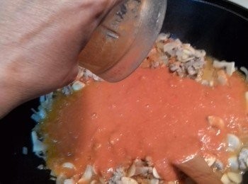 step5: 翻炒後再入打好的番茄汁。加入適量的水，