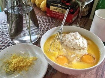 step3: 將所有<span class="group_1">蛋糕材料</span>混合拌勻至幼滑忌廉狀，倒入蛋糕模內，撒上crumble