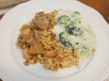 step9: <span class="group_2">白醬</span>差不多完成時電鍋<span class="group_1">泡菜燉飯</span>也完成囉!!一半<span class="group_1">泡菜燉飯</span>一半花椰菜<span class="group_2">白醬</span>一起盛盤:)