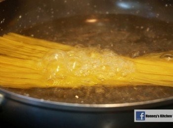 step6: 燒一鍋水, 加上少許鹽, 放入Divella意粉煮至7成熟