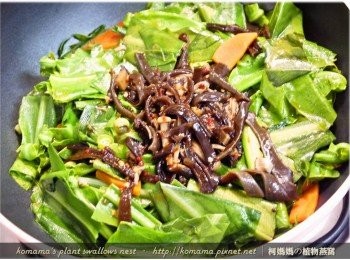 step4: 最後倒入紅椒麻類黑菇醬來翻炒，淋入些許醬汁來增味。