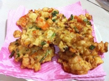 step4: 中火炸至金黃色鬆脆，盛起吸乾油分即可上座