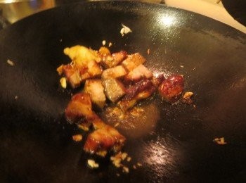 step3: 在油鑊中，爆香薑片，蒜片，紅蔥碎，豆瓣酱，放下火腩炒片刻，贊酒，倒入煎炸過的蒜頭，加水蓋過火腩肉。煮滾後，轉小火，加蓋炆至軟身後，倒進调味料，和豆腐煮一會，埋獻即成(生粉加水用来勾芡)。