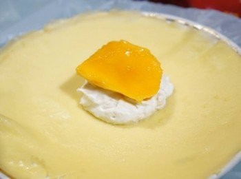 step6: 取出一塊班戟皮, 放上一湯匙忌廉, 加入芒果片, 再放上一湯匙忌廉, 然後把班戟皮四邊對摺, 即成