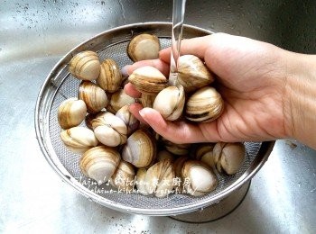 step11: 將浸好的蜆倒去水份  ,用水再沖洗及瀝乾