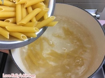 step2: 水滾放入Divella長通粉烚大約8分鐘，盛起備用；