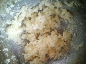 step1: 預熱烤箱180度c。用電動攪拌器將奶油打散，然後加入糖拌勻