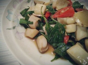 step2: 倒入黑麻油熱鍋，再把薑片和蒜頭爆香，等待香氣出來時再依序放入杏鮑菇、加入少許米酒、醬油，再放入九層塔、辣椒，即可呈盤上桌享用廣受大眾喜愛，有著特殊香氣三杯杏鮑菇。