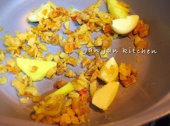 step3: 下1茶匙油爆香蒜頭及薑，下蝦米炒香。