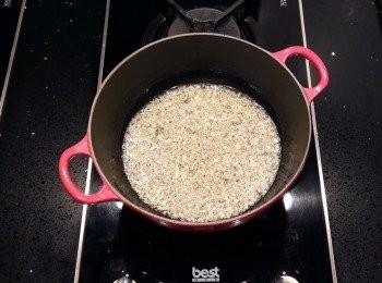 step4: 當薑微微上色時,即可熄火。