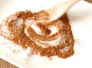 step1: 把砂糖和肉桂粉在碟中拌勻備用。