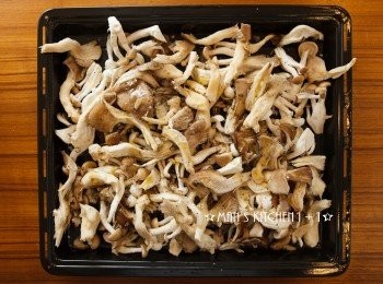 step4: 將烤箱預熱165度、烤盤取出後，用手把蕈菇均勻的鋪在烤盤上並灑上少許的鹽、黑胡椒粉與橄欖油。