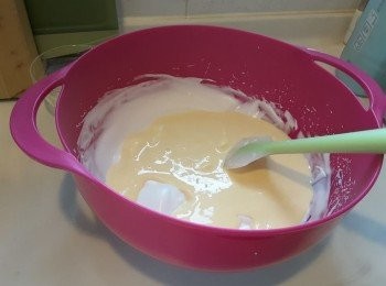 step7: 倒回大盤的蛋白霜中澈底拌匀成蛋糕糊。