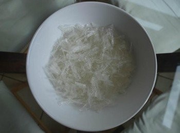 step3: 大菜先用水浸軟，瀝乾水。另一個鍋，煮沸水，下大菜，不停攪拌至完全溶化，下糖拌勻至溶化