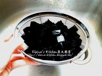 step19: 翌日將涼粉倒扣切粒放入大碗內 , 加入冰水浸10分鐘 , 再倒去水份瀝乾