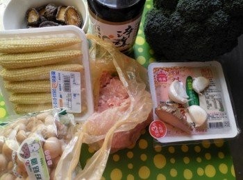 step1: 香菇泡水至軟備用.蔬菜切適當大小