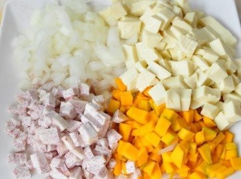 step1: 將洋蔥、豆腐、芋頭、南瓜切成丁狀