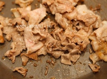 step2: 將豬五花肉片下鍋，炒至出油。