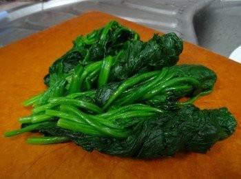 step2: 菠菜用滾水至軟身，撈起浸凍水中. 待冷卻後搾乾.　
菜莖切段留拌飯用菜葉留用作前菜（用芝麻沙律醬伴食)