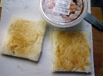 step2: 吐司切邊，抹上花生醬然後蓋上 (可以抹上自己喜歡的醬或是換自己喜歡的<span class="group_3">配料</span>)