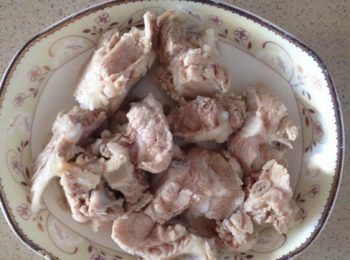 step1: 排骨清洗乾淨，焯下開水，去掉血水。