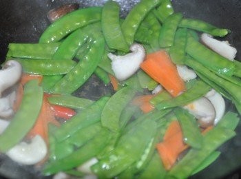 step4: 再放入豌豆莢拌炒，加少許的水悶煮炒約8分熟起鍋