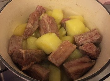 step3: 然後放回已經飛水的牛肋條及所有調味料，用大火煮一陣又再次蓋上蓋轉細火炆30分鐘，熄火焗15分鐘，又再用細火炆30分鐘便完成