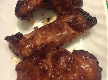 step7: 然後將爐溫降至150度，掃上一層叉燒蜜汁醬，數分鐘候翻過另一面掃一層叉燒蜜汁醬(20分鐘內重覆多次掃上醬汁),跟住將爐溫調至240度，最後掃上一層蜜糖，焗大約5分鐘,翻過另一面亦同樣做法，看到表面焦細即可