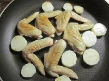 step2: 平底鍋放油,將雞翅及白蘿蔔煎到表面金黃